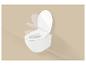 Soft-Close Toilettensitz in Bewegung auf beigem Hintergrund