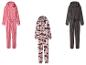 Drei Fleece-Overalls: rosa Leopardenmuster, Camouflage und grau.
