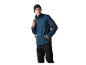 Mann in blauer Fleecejacke, schwarzer Hose und Mütze, mit Rucksack über der Schulter.