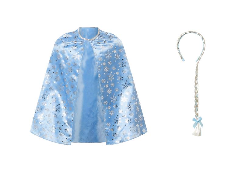 Blauer Satincape mit silbernen Schneeflocken und blondem Zopf mit blauer Schleife.