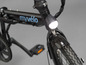 Ein schwarzes Faltrad mit einem Scheinwerfer von Myvelo.