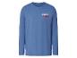 Blaues Langarmshirt mit dem Schriftzug „FAMILY TIME“ auf der Brust.