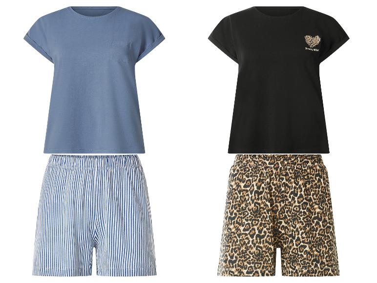 Zwei Pyjama-Sets: blaues Oberteil mit gestreiften Shorts, schwarzes Oberteil mit Leopardenmuster-Shorts.