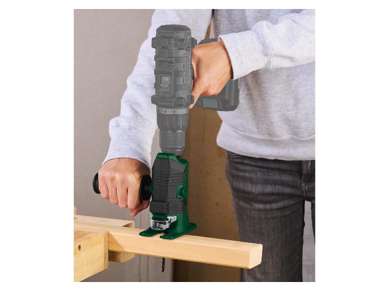 Eine Person verwendet einen Parkside Akku-Schrauber und eine Stichsäge, um Holz zu bearbeiten.