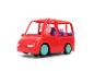 Rotes Spielzeugauto mit Schweinefiguren darin