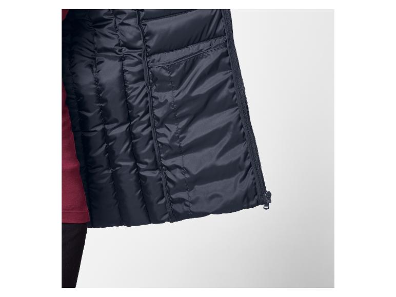 Dunkelblaue Steppjacke mit Reißverschluss und bordeauxrotem Oberteil.
