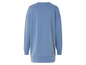 Ein hellblauer Oversize-Pullover.