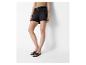Schwarze Denim-Shorts mit Gürtel und schwarze Sandalen.