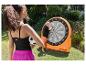 Zwei Kinder spielen mit einer aufblasbaren Dartscheibe und weichen Fußbällen im Garten.