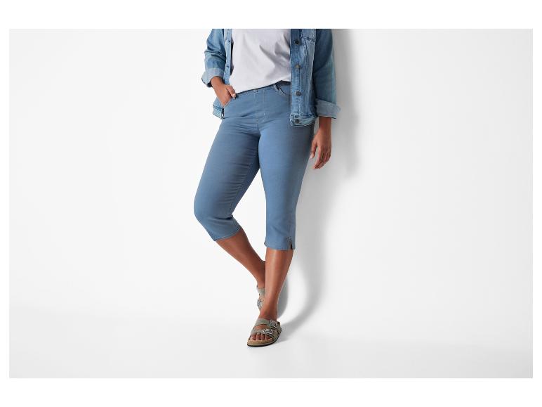 Jeans-Capris und Sandalen: lässiger und komfortabler Look.