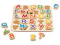 Ein Holzpuzzle mit Buchstaben des Alphabets.