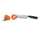 Küchenmesser schneidet Tomaten mit Basilikumblättern.