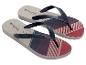 Ein Paar Flip-Flops mit marineblauen, roten und beigen Streifen.