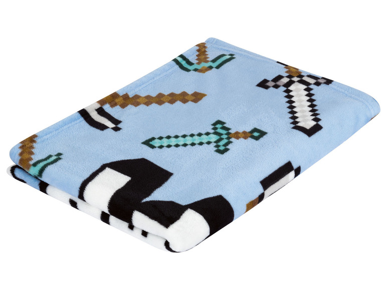 Eine blaue Fleece-Decke mit Minecraft-Motiv, mit Äxten, Schwertern und Spitzhacken.