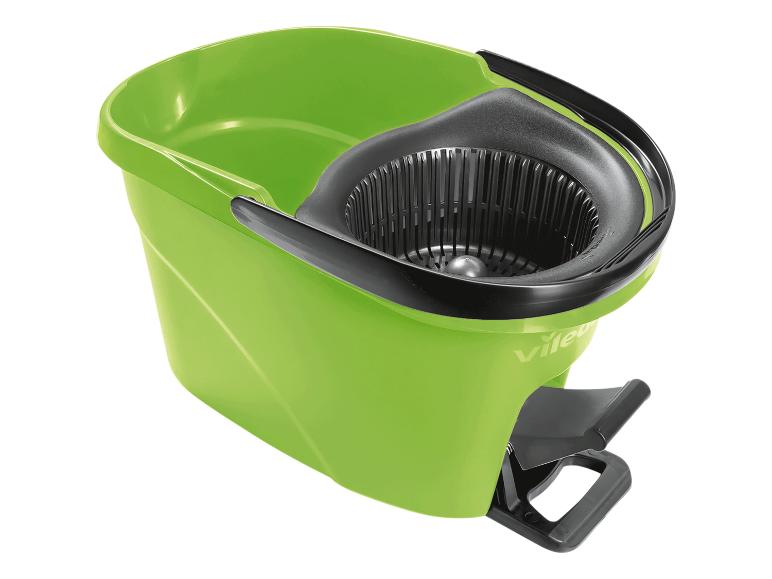 Ein grüner Vileda Eimer mit einem Wringsystem für einen Mopp.