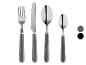 Messer, Gabel und zwei Löffel mit grauen Griffen.