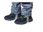 Kinder-Regenhose und -Schuhe mit Wolken- und Regentropfenmuster.