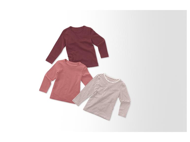 Drei langärmelige Kinder-Shirts in Erdtönen.