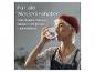 Frau trinkt Wasser aus einem Glas, mit dem Text 'Für alle Wasserliebhaber: Weicheres Wasser, reiner und purer Geschmack'.