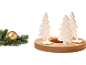 Weihnachtsdeko: goldene Kugel auf Tannenzweig und hölzerner Kerzenständer mit Bäumen.