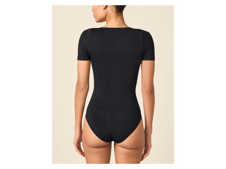 Frau in schwarzem kurzärmeligem Body, Rückansicht.