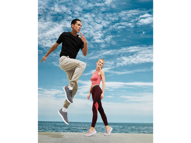 Ein Mann und eine Frau in Sportkleidung und Sneakers.