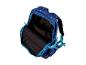 Blauer Rucksack mit buntem Spritzmuster, offen, mit schwarzem Innenraum und türkisfarbenem Reißverschluss.