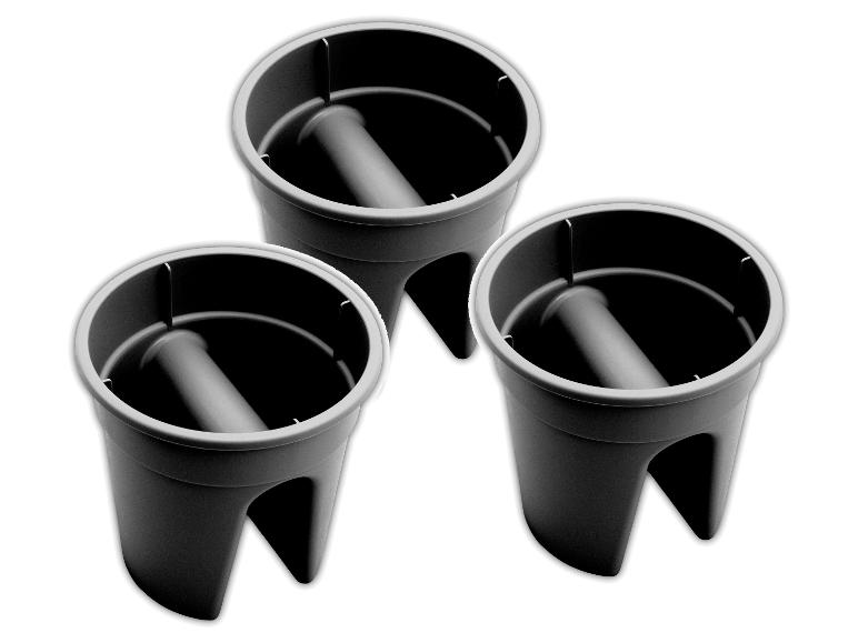 Drei schwarze Kunststoff-Pflanztöpfe mit Selbstbewässerungsdesign