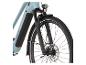 Hellblaues Elektrofahrrad mit Federgabel, Licht und Scheibenbremse.