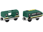 Zwei grüne Spielzeug-Eisenbahnwagen, einer offen mit Nummer 2, einer geschlossen mit Nummer 1.