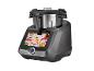 Smarte Küchenmaschine mit Edelstahlschüssel und Touchscreen-Display mit Rezepten.