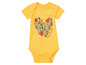 Gelber Babybody mit einem Herzdesign mit Ankern und Segelbooten.