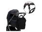 Dunkelblauer Kinderwagen mit schwarzer Tasche am Griff, Detail der Taschenbefestigung.