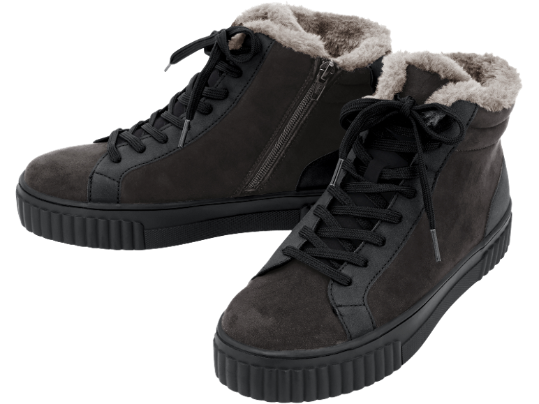 Zwei schwarze, gefütterte High-Top-Sneaker mit Schnürsenkeln und Reißverschluss.