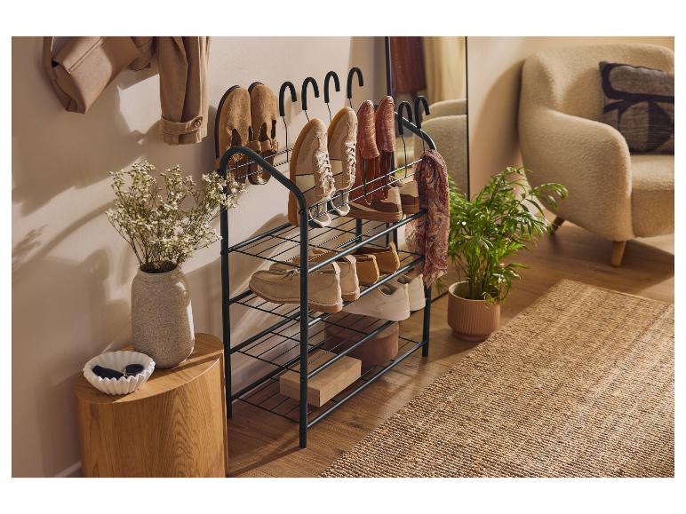 Schuhregal mit Haken, daneben ein Holztisch mit Vase und Blumen.