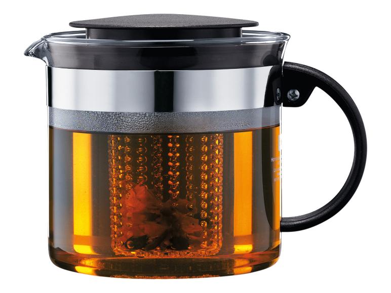 Glasteekanne mit Sieb, gefüllt mit bernsteinfarbenem Tee.