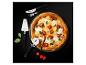 Frisch gebackene Pizza mit Mozzarella, Kirschtomaten und Basilikum, serviert mit Pizzabesteck.