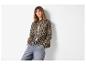 Frau in Leopardenmuster-Jacke und Jeans