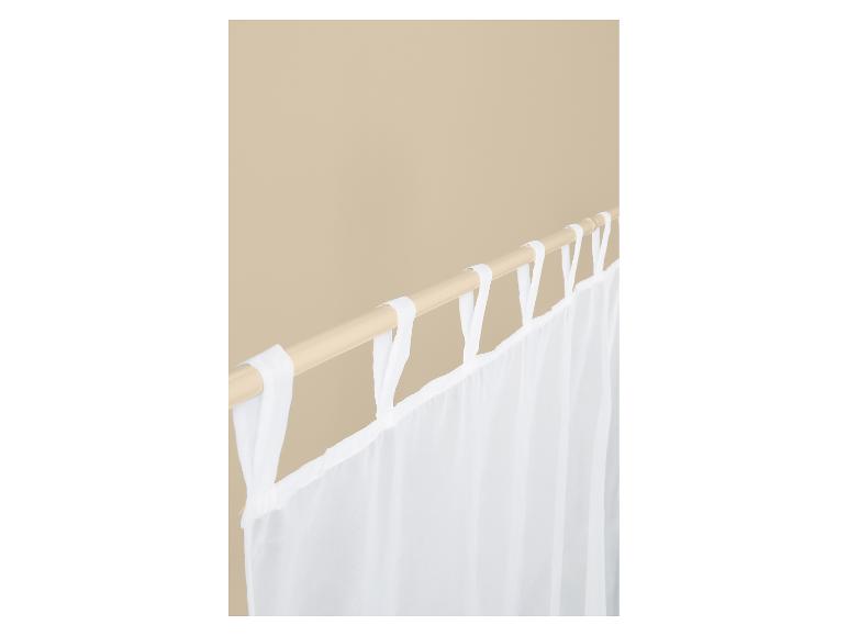 Weiße, transparente Vorhänge mit Schlaufen an einer Holzstange.