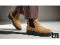 Hellbraune Chelsea-Boots aus Wildleder mit dicker schwarzer Sohle zu einer braunen Hose