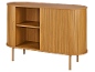 Helles Holz Sideboard mit Rollladentüren und Innenregalen.