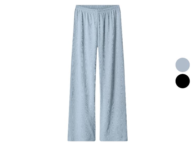 Hellblaue, weite Hose mit Crinkle-Textur und elastischem Bund, mit Farbauswahl.