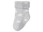 Graue Babysocken mit weißen Wolken