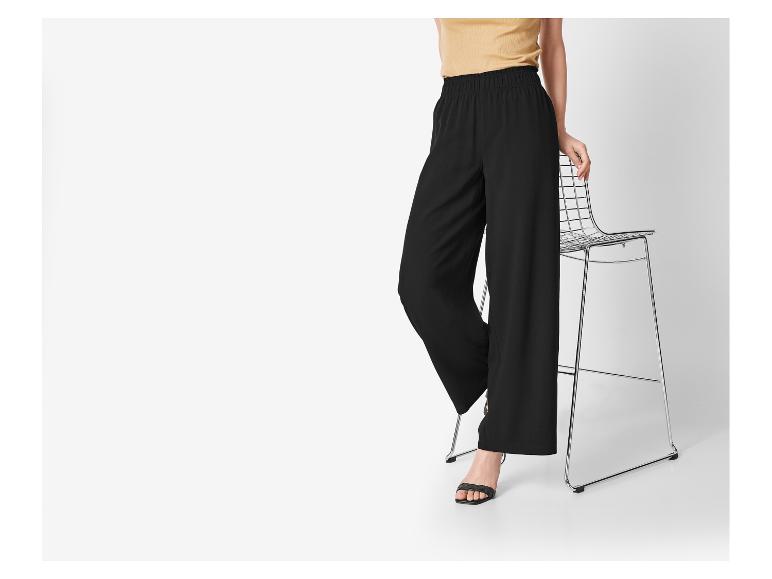 Schwarze weite Hose und High Heels: elegante Damenmode.