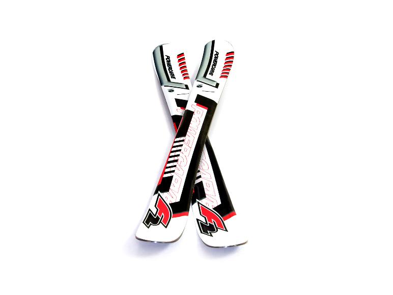 Powercare-Ski über Kreuz vor weißem Hintergrund.