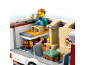 Spielzeug-Wohnmobil-Interieur mit Figuren und Etagenbetten.