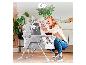 KINDERKRAFT Kinderbett LOVI CLASSIC mit Mutter und Baby im Wohnzimmer.