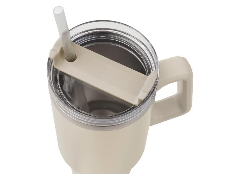 Ein beigefarbener Reisebecher mit Deckel und Strohhalm.