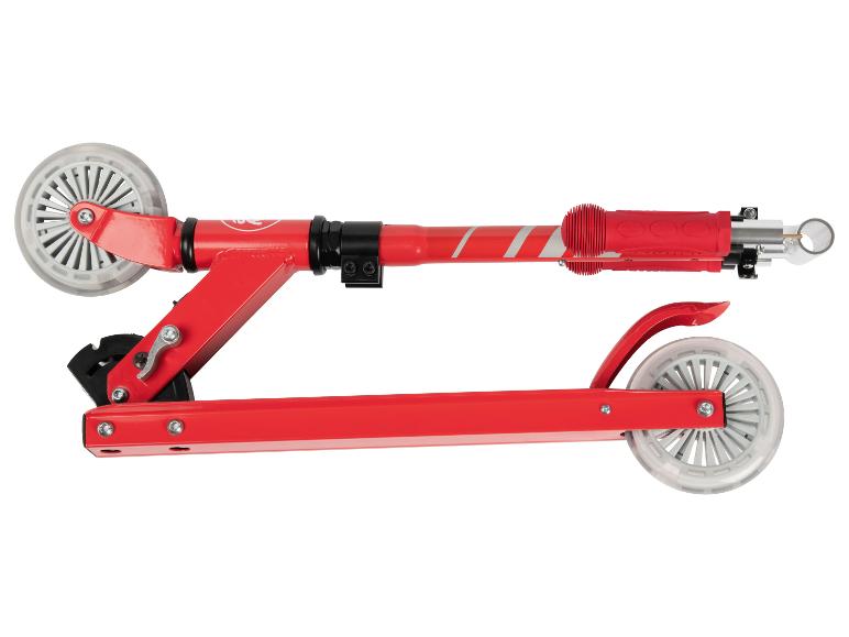 Roter Kinderroller mit leuchtenden Rädern.