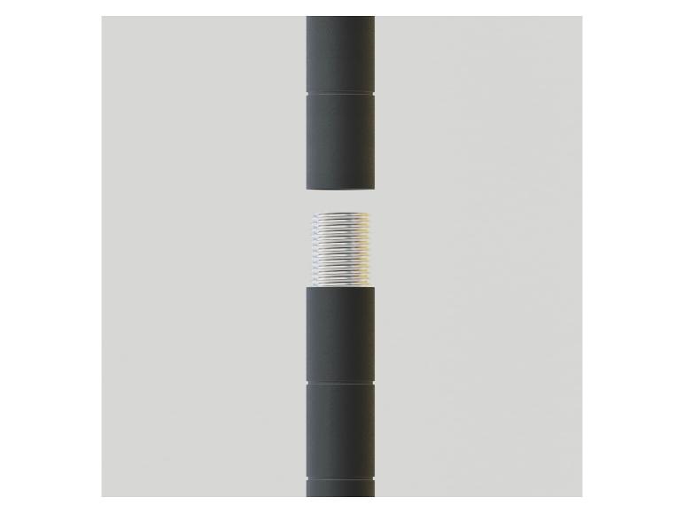 Demontiertes schwarzes Rohr mit Gewindeanschluss, bereit zur Montage.